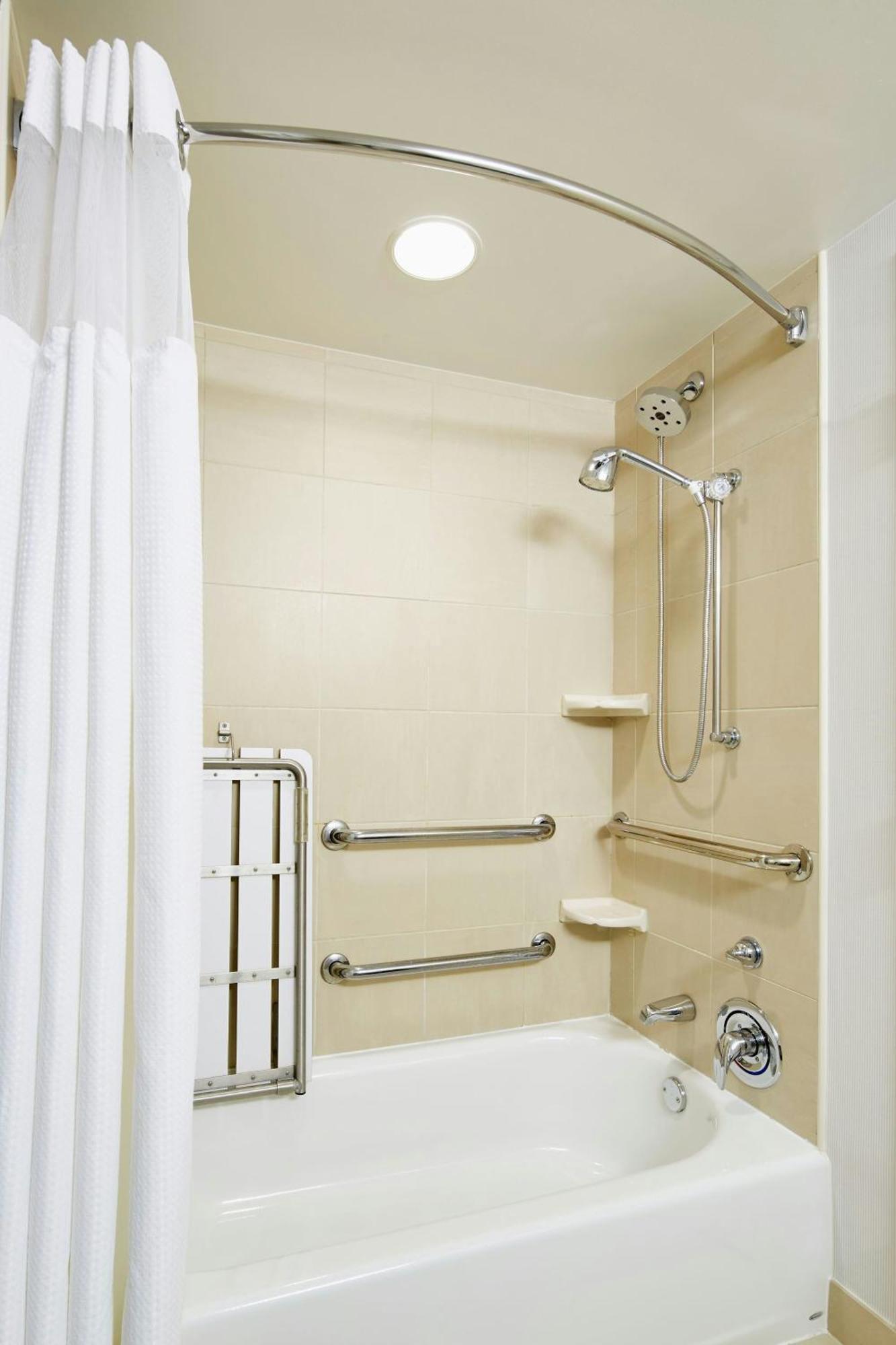 Courtyard 3*